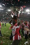 Eindhoven, 2 Mei 2007 Twee dagen na het onverwachte landskampioenschap van PSV Seizoen 2006/2007 was er een huldiging voor de PSV Selektie.
Op de foto Arouna Kone met de stadsbeker