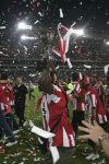 Eindhoven, 2 Mei 2007 Twee dagen na het onverwachte landskampioenschap van PSV Seizoen 2006/2007 was er een huldiging voor de PSV Selektie.
Op de foto Arouna Kone met de stadsbeker
