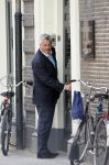 Amsterdam 18 april 2007
Bram Moszkowicz op straat bij zijn advocaten praktijk.