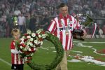 Eindhoven, 2 Mei 2007 Twee dagen na het onverwachte landskampioenschap van PSV Seizoen 2006/2007 was er een huldiging voor de PSV Selektie.
Op de foto Burgemeester Alexander Sakkers met de stadsbeker