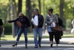 Amsterdam 5 mei 2007
Connie Hans en Shanna Breukhoven wandelen in het vondelpark. Connie heeft schoenen met hoge hakken aan.