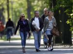 Amsterdam 5 mei 2007
Connie Hans en Shanna Breukhoven wandelen in het vondelpark. Connie heeft schoenen met hoge hakken aan.