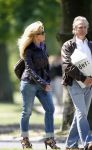 Amsterdam 5 mei 2007
Connie Hans en Shanna Breukhoven wandelen in het vondelpark. Connie heeft schoenen met hoge hakken aan.