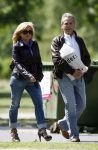 Amsterdam 5 mei 2007
Connie Hans en Shanna Breukhoven wandelen in het vondelpark. Connie heeft schoenen met hoge hakken aan.