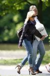 Amsterdam 5 mei 2007
Connie Hans en Shanna Breukhoven wandelen in het vondelpark. Connie heeft schoenen met hoge hakken aan.