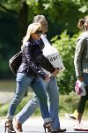 Amsterdam 5 mei 2007
Connie Hans en Shanna Breukhoven wandelen in het vondelpark. Connie heeft schoenen met hoge hakken aan.
