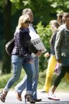 Amsterdam 5 mei 2007
Connie Hans en Shanna Breukhoven wandelen in het vondelpark. Connie heeft schoenen met hoge hakken aan.