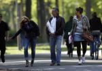 Amsterdam 5 mei 2007
Connie Hans en Shanna Breukhoven wandelen in het vondelpark. Connie heeft schoenen met hoge hakken aan.
