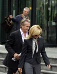 Amsterdam 9 mei 2007
Rechtzaak Connie Breukhoven tegen witheet en zij online (Leo v Royen). Hans Breukhoven was er ook bij.