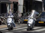 Amsterdam 22 april 2007
Hans en Connie Breukhoven met scooter bij het Amstel Hotel en samen ijsje eten.