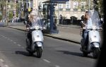 Amsterdam 22 april 2007
Hans en Connie Breukhoven met scooter bij het Amstel Hotel en samen ijsje eten.