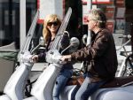 Amsterdam 22 april 2007
Hans en Connie Breukhoven met scooter bij het Amstel Hotel en samen ijsje eten.