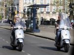 Amsterdam 22 april 2007
Hans en Connie Breukhoven met scooter bij het Amstel Hotel en samen ijsje eten.