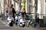 Amsterdam 22 april 2007
Hans en Connie Breukhoven met scooter bij het Amstel Hotel en samen ijsje eten.