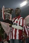 Eindhoven, 2 Mei 2007 Twee dagen na het onverwachte landskampioenschap van PSV Seizoen 2006/2007 was er een huldiging voor de PSV Selektie.
Op de foto Edison Mendez met de stadsbeker