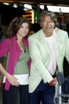 Schiphol 20 april 2007
Emile Ratelband met zijn zwangere vriendin op schiphol.