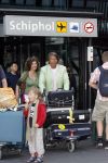 Schiphol 20 april 2007
Emile Ratelband met zijn zwangere vriendin op schiphol.