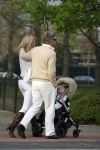 Laren 12 april 2007
Fons de Poel met vrouw en dochter wandelend door Laren.