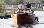 Loosdrecht 16 april 2007
Frank Wisse met Viktor aan het varen op zijn boot.