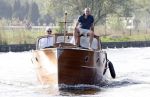 Loosdrecht 16 april 2007
Frank Wisse met Viktor aan het varen op zijn boot.