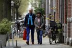 Amsterdam 3 april 2007
Freek de Jonge met zijn vrouw op straat in Amsterdam.