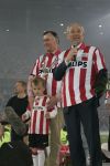Eindhoven, 1 Mei 2007 Hulding Selektie van PSV in het PSV-stadion 2 dagen nadat zij voor de 20e maal kampioen zijn geworden van Nederland
Voorzitter Frits Schuitema spreekt de 35000 mensen toe, rechts van hem burgemester Alexander Sakkers
