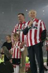 Eindhoven, 1 Mei 2007 Hulding Selektie van PSV in het PSV-stadion 2 dagen nadat zij voor de 20e maal kampioen zijn geworden van Nederland
Voorzitter Frits Schuitema spreekt de 35000 mensen toe, rechts van hem burgemester Alexander Sakkers