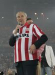 Eindhoven, 1 Mei 2007 Hulding Selektie van PSV in het PSV-stadion 2 dagen nadat zij voor de 20e maal kampioen zijn geworden van Nederland
Voorzitter Frits Schuitema spreekt de 35000 mensen toe, rechts van hem burgemester Alexander Sakkers