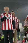 Eindhoven, 1 Mei 2007 Hulding Selektie van PSV in het PSV-stadion 2 dagen nadat zij voor de 20e maal kampioen zijn geworden van Nederland
Voorzitter Frits Schuitema spreekt de 35000 mensen toe, rechts van hem burgemester Alexander Sakkers