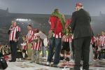 Eindhoven, 1 Mei 2007 Hulding Selektie van PSV in het PSV-stadion 2 dagen nadat zij voor de 20e maal kampioen zijn geworden van Nederland
Voorzitter Frits Schuitema spreekt de 35000 mensen toe, rechts van hem burgemester Alexander Sakkers