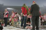 Eindhoven, 1 Mei 2007 Hulding Selektie van PSV in het PSV-stadion 2 dagen nadat zij voor de 20e maal kampioen zijn geworden van Nederland
Voorzitter Frits Schuitema spreekt de 35000 mensen toe, rechts van hem burgemester Alexander Sakkers