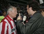 Eindhoven, 1 Mei 2007 Hulding Selektie van PSV in het PSV-stadion 2 dagen nadat zij voor de 20e maal kampioen zijn geworden van Nederland
Voorzitter Frits Schuitema was niet een van de gelukkigste mensen in het PSV stadion inzake trainer Ronald Koeman