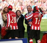 Eindhoven, 29 April 2007 Kampioenswestrijd PSV-Vitesse, eindstand 5-1
Seizoen 2006/2007 Onverwachts landskampioenschap voor PSV doordat de concurrent AZ verloor en Ajax een doelpunt tekort kwam
Interim Voorzitter Frits Schuitema dansend met Edsion Mendez