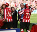Eindhoven, 29 April 2007 Kampioenswestrijd PSV-Vitesse, eindstand 5-1
Seizoen 2006/2007 Onverwachts landskampioenschap voor PSV doordat de concurrent AZ verloor en Ajax een doelpunt tekort kwam
Interim Voorzitter Frits Schuitema dansend met Edsion Mendez