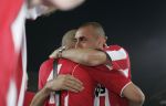 Eindhoven, 1 Mei 2007 Huldiging Selektie van PSV in het PSV-stadion 2 dagen nadat zij voor de 20e maal kampioen zijn geworden van Nederland
Gomes hevig geemotioneerd met Alex PSV