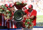 Eindhoven, 29 April 2007 Kampioenswestrijd PSV-Vitesse, eindstand 5-1
Seizoen 2006/2007 Onverwachts landskampioenschap voor PSV doordat de concurrent AZ verloor en Ajax een doelpunt tekort kwam
PSV doelman Gomes en Ibrahim Afellay zijn blij met de kampioensschaal