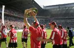 Eindhoven, 29 April 2007 Kampioenswestrijd PSV-Vitesse, eindstand 5-1
Seizoen 2006/2007 Onverwachts landskampioenschap voor PSV doordat de concurrent AZ verloor en Ajax een doelpunt tekort kwam
PSV doelman Gomes is blij met de kampioensschaal