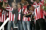 Eindhoven, 1 Mei 2007 Huldiging Selektie van PSV in het PSV-stadion 2 dagen nadat zij voor de 20e maal kampioen zijn geworden van Nederland
Optreden Guus Meeuwis met o.a. Jan Kromkamp, Phillip Cocu, Eric Addo Manuel Da costa