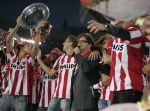 Eindhoven, 1 Mei 2007 Huldiging Selektie van PSV in het PSV-stadion 2 dagen nadat zij voor de 20e maal kampioen zijn geworden van Nederland
Optreden Guus Meeuwis met o.a. Jan Kromkamp, Jefferson Farfan, Manuel Da costa