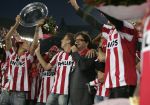Eindhoven, 1 Mei 2007 Huldiging Selektie van PSV in het PSV-stadion 2 dagen nadat zij voor de 20e maal kampioen zijn geworden van Nederland
Optreden Guus Meeuwis met o.a. Jan Kromkamp, Phillip Cocu, Eric Addo Manuel Da costa