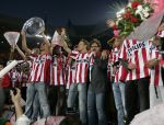 Eindhoven, 1 Mei 2007 Huldiging Selektie van PSV in het PSV-stadion 2 dagen nadat zij voor de 20e maal kampioen zijn geworden van Nederland
Optreden Guus Meeuwis met o.a. Jan Kromkamp, Phillip Cocu, Eric Addo Manuel Da costa