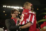 Eindhoven, 1 Mei 2007 Huldiging Selektie van PSV in het PSV-stadion 2 dagen nadat zij voor de 20e maal kampioen zijn geworden van Nederland
Optreden Guus Meeuwis met Phillip Cocu en zoontje