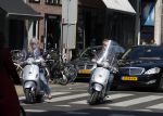 Amsterdam 22 april 2007
Hans en Connie Breukhoven met scooter bij het Amstel Hotel en samen ijsje eten.