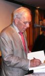 Eindhoven, 7 Mei 2007
Oud PSV-voorzitter Harry v Raaij signeert zijn boek