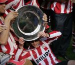 Eindhoven, 29 April 2007 Kampioenswestrijd PSV-Vitesse, eindstand 5-1
Seizoen 2006/2007 Onverwachts landskampioenschap voor PSV doordat de concurrent AZ verloor en Ajax een doelpunt tekort kwam
Ibrahim Afellay met de kampioensschaal