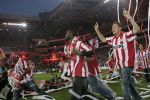 Eindhoven, 2 Mei 2007 Twee dagen na het onverwachte landskampioenschap van PSV Seizoen 2006/2007 was er een huldiging voor de PSV Selektie.
Op de foto Jan Kromkamp met Eric Addo en Jefferson Farfan