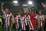 Eindhoven, 2 Mei 2007 Twee dagen na het onverwachte landskampioenschap van PSV Seizoen 2006/2007 was er een huldiging voor de PSV Selektie.
Op de foto Jan Kromkamp met Edison Mendez, Eduardo Alcides en Alex PSV
