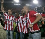 Eindhoven, 2 Mei 2007 Twee dagen na het onverwachte landskampioenschap van PSV Seizoen 2006/2007 was er een huldiging voor de PSV Selektie.
Op de foto Jan Kromkamp met Edison Mendez, Eduardo Alcides en Alex PSV