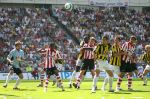 Eindhoven, 29 April 2007 Kampioenswestrijd PSV-Vitesse, eindstand 5-1
Seizoen 2006/2007 Onverwachts landskampioenschap voor PSV doordat de concurrent AZ verloor en Ajax een doelpunt tekort kwam.
Jan Kromkamp in de tang
