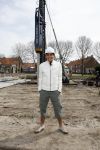Volendam 13 april 2007
Jan Smit bij het slaan van de eerste paal van zijn nieuwe huis.